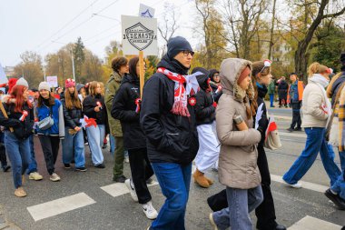 Wroclaw, Polonya - 11 Kasım 2024: Wroclaw 'da Neşeli Bağımsızlık Günü Yürüyüşü, Polonya Bayrakları, Öğrencileri ve 11 Kasım' ı Kutlayan Ailelerle Vatanseverlik Yürüyüşü