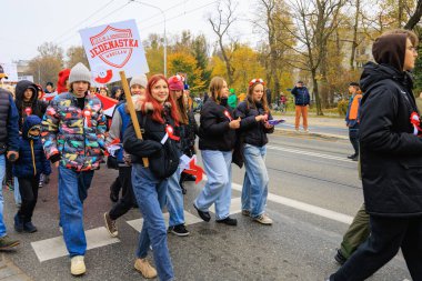 Wroclaw, Polonya - 11 Kasım 2024: Wroclaw 'da Neşeli Bağımsızlık Günü Yürüyüşü, Polonya Bayrakları, Öğrencileri ve 11 Kasım' ı Kutlayan Ailelerle Vatanseverlik Yürüyüşü