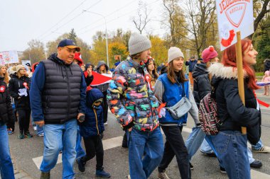 Wroclaw, Polonya - 11 Kasım 2024: Wroclaw 'da Neşeli Bağımsızlık Günü Yürüyüşü, Polonya Bayrakları, Öğrencileri ve 11 Kasım' ı Kutlayan Ailelerle Vatanseverlik Yürüyüşü