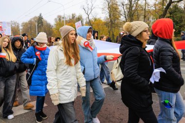 Wroclaw, Polonya - 11 Kasım 2024: Wroclaw 'da Neşeli Bağımsızlık Günü Yürüyüşü, Polonya Bayrakları, Öğrencileri ve 11 Kasım' ı Kutlayan Ailelerle Vatanseverlik Yürüyüşü