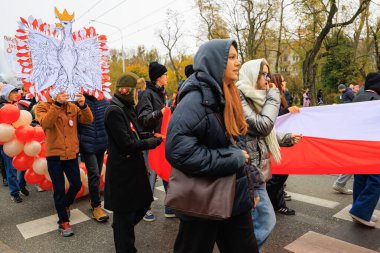 Wroclaw, Polonya - 11 Kasım 2024: Wroclaw 'da Neşeli Bağımsızlık Günü Yürüyüşü, Polonya Bayrakları, Öğrencileri ve 11 Kasım' ı Kutlayan Ailelerle Vatanseverlik Yürüyüşü