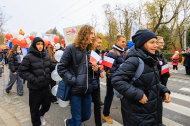 Wroclaw, Polonya - 11 Kasım 2024: Wroclaw 'da Neşeli Bağımsızlık Günü Yürüyüşü, Polonya Bayrakları, Öğrencileri ve 11 Kasım' ı Kutlayan Ailelerle Vatanseverlik Yürüyüşü
