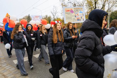Wroclaw, Polonya - 11 Kasım 2024: Wroclaw 'da Neşeli Bağımsızlık Günü Yürüyüşü, Polonya Bayrakları, Öğrencileri ve 11 Kasım' ı Kutlayan Ailelerle Vatanseverlik Yürüyüşü