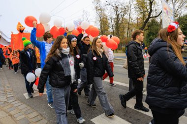 Wroclaw, Polonya - 11 Kasım 2024: Wroclaw 'da Neşeli Bağımsızlık Günü Yürüyüşü, Polonya Bayrakları, Öğrencileri ve 11 Kasım' ı Kutlayan Ailelerle Vatanseverlik Yürüyüşü