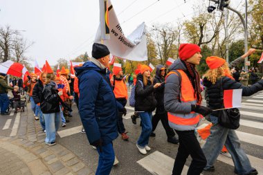 Wroclaw, Polonya - 11 Kasım 2024: Wroclaw 'da Neşeli Bağımsızlık Günü Yürüyüşü, Polonya Bayrakları, Öğrencileri ve 11 Kasım' ı Kutlayan Ailelerle Vatanseverlik Yürüyüşü