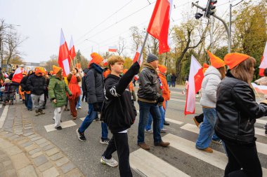 Wroclaw, Polonya - 11 Kasım 2024: Wroclaw 'da Neşeli Bağımsızlık Günü Yürüyüşü, Polonya Bayrakları, Öğrencileri ve 11 Kasım' ı Kutlayan Ailelerle Vatanseverlik Yürüyüşü