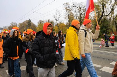 Wroclaw, Polonya - 11 Kasım 2024: Wroclaw 'da Neşeli Bağımsızlık Günü Yürüyüşü, Polonya Bayrakları, Öğrencileri ve 11 Kasım' ı Kutlayan Ailelerle Vatanseverlik Yürüyüşü
