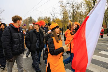 Wroclaw, Polonya - 11 Kasım 2024: Wroclaw 'da Neşeli Bağımsızlık Günü Yürüyüşü, Polonya Bayrakları, Öğrencileri ve 11 Kasım' ı Kutlayan Ailelerle Vatanseverlik Yürüyüşü