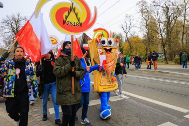 Wroclaw, Polonya - 11 Kasım 2024: Wroclaw 'da Neşeli Bağımsızlık Günü Yürüyüşü, Polonya Bayrakları, Öğrencileri ve 11 Kasım' ı Kutlayan Ailelerle Vatanseverlik Yürüyüşü