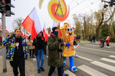 Wroclaw, Polonya - 11 Kasım 2024: Wroclaw 'da Neşeli Bağımsızlık Günü Yürüyüşü, Polonya Bayrakları, Öğrencileri ve 11 Kasım' ı Kutlayan Ailelerle Vatanseverlik Yürüyüşü