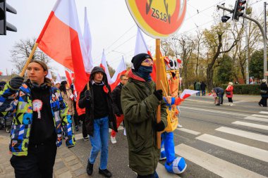 Wroclaw, Polonya - 11 Kasım 2024: Wroclaw 'da Neşeli Bağımsızlık Günü Yürüyüşü, Polonya Bayrakları, Öğrencileri ve 11 Kasım' ı Kutlayan Ailelerle Vatanseverlik Yürüyüşü