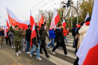Wroclaw, Polonya - 11 Kasım 2024: Wroclaw 'da Neşeli Bağımsızlık Günü Yürüyüşü, Polonya Bayrakları, Öğrencileri ve 11 Kasım' ı Kutlayan Ailelerle Vatanseverlik Yürüyüşü