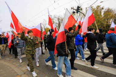 Wroclaw, Polonya - 11 Kasım 2024: Wroclaw 'da Neşeli Bağımsızlık Günü Yürüyüşü, Polonya Bayrakları, Öğrencileri ve 11 Kasım' ı Kutlayan Ailelerle Vatanseverlik Yürüyüşü