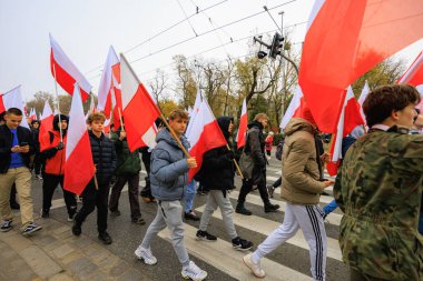 Wroclaw, Polonya - 11 Kasım 2024: Wroclaw 'da Neşeli Bağımsızlık Günü Yürüyüşü, Polonya Bayrakları, Öğrencileri ve 11 Kasım' ı Kutlayan Ailelerle Vatanseverlik Yürüyüşü