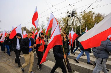 Wroclaw, Polonya - 11 Kasım 2024: Wroclaw 'da Neşeli Bağımsızlık Günü Yürüyüşü, Polonya Bayrakları, Öğrencileri ve 11 Kasım' ı Kutlayan Ailelerle Vatanseverlik Yürüyüşü