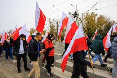 Wroclaw, Polonya - 11 Kasım 2024: Wroclaw 'da Neşeli Bağımsızlık Günü Yürüyüşü, Polonya Bayrakları, Öğrencileri ve 11 Kasım' ı Kutlayan Ailelerle Vatanseverlik Yürüyüşü