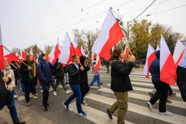 Wroclaw, Polonya - 11 Kasım 2024: Wroclaw 'da Neşeli Bağımsızlık Günü Yürüyüşü, Polonya Bayrakları, Öğrencileri ve 11 Kasım' ı Kutlayan Ailelerle Vatanseverlik Yürüyüşü