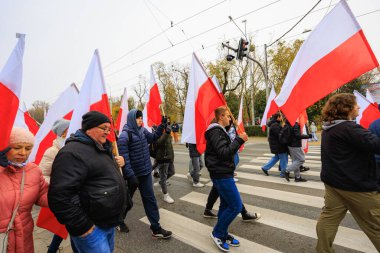 Wroclaw, Polonya - 11 Kasım 2024: Wroclaw 'da Neşeli Bağımsızlık Günü Yürüyüşü, Polonya Bayrakları, Öğrencileri ve 11 Kasım' ı Kutlayan Ailelerle Vatanseverlik Yürüyüşü