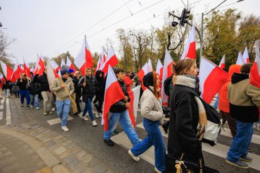 Wroclaw, Polonya - 11 Kasım 2024: Wroclaw 'da Neşeli Bağımsızlık Günü Yürüyüşü, Polonya Bayrakları, Öğrencileri ve 11 Kasım' ı Kutlayan Ailelerle Vatanseverlik Yürüyüşü