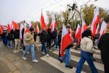 Wroclaw, Polonya - 11 Kasım 2024: Wroclaw 'da Neşeli Bağımsızlık Günü Yürüyüşü, Polonya Bayrakları, Öğrencileri ve 11 Kasım' ı Kutlayan Ailelerle Vatanseverlik Yürüyüşü