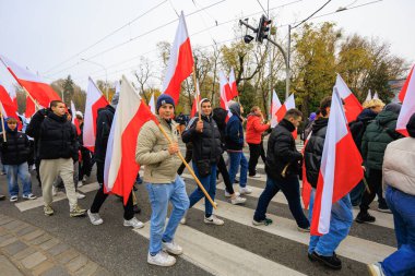 Wroclaw, Polonya - 11 Kasım 2024: Wroclaw 'da Neşeli Bağımsızlık Günü Yürüyüşü, Polonya Bayrakları, Öğrencileri ve 11 Kasım' ı Kutlayan Ailelerle Vatanseverlik Yürüyüşü