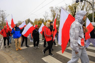 Wroclaw, Polonya - 11 Kasım 2024: Wroclaw 'da Neşeli Bağımsızlık Günü Yürüyüşü, Polonya Bayrakları, Öğrencileri ve 11 Kasım' ı Kutlayan Ailelerle Vatanseverlik Yürüyüşü