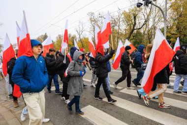 Wroclaw, Polonya - 11 Kasım 2024: Wroclaw 'da Neşeli Bağımsızlık Günü Yürüyüşü, Polonya Bayrakları, Öğrencileri ve 11 Kasım' ı Kutlayan Ailelerle Vatanseverlik Yürüyüşü