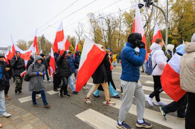 Wroclaw, Polonya - 11 Kasım 2024: Wroclaw 'da Neşeli Bağımsızlık Günü Yürüyüşü, Polonya Bayrakları, Öğrencileri ve 11 Kasım' ı Kutlayan Ailelerle Vatanseverlik Yürüyüşü