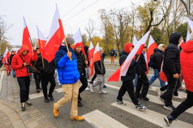 Wroclaw, Polonya - 11 Kasım 2024: Wroclaw 'da Neşeli Bağımsızlık Günü Yürüyüşü, Polonya Bayrakları, Öğrencileri ve 11 Kasım' ı Kutlayan Ailelerle Vatanseverlik Yürüyüşü