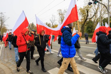 Wroclaw, Polonya - 11 Kasım 2024: Wroclaw 'da Neşeli Bağımsızlık Günü Yürüyüşü, Polonya Bayrakları, Öğrencileri ve 11 Kasım' ı Kutlayan Ailelerle Vatanseverlik Yürüyüşü