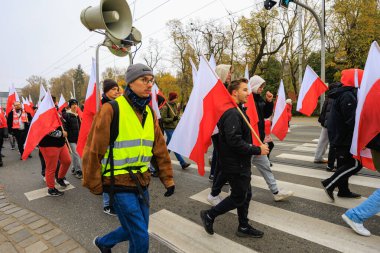 Wroclaw, Polonya - 11 Kasım 2024: Wroclaw 'da Neşeli Bağımsızlık Günü Yürüyüşü, Polonya Bayrakları, Öğrencileri ve 11 Kasım' ı Kutlayan Ailelerle Vatanseverlik Yürüyüşü