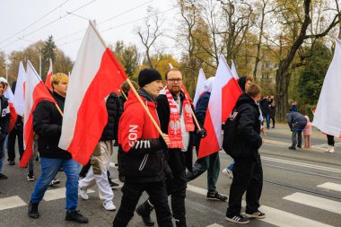 Wroclaw, Polonya - 11 Kasım 2024: Wroclaw 'da Neşeli Bağımsızlık Günü Yürüyüşü, Polonya Bayrakları, Öğrencileri ve 11 Kasım' ı Kutlayan Ailelerle Vatanseverlik Yürüyüşü
