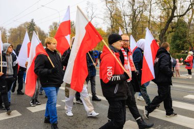 Wroclaw, Polonya - 11 Kasım 2024: Wroclaw 'da Neşeli Bağımsızlık Günü Yürüyüşü, Polonya Bayrakları, Öğrencileri ve 11 Kasım' ı Kutlayan Ailelerle Vatanseverlik Yürüyüşü