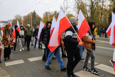 Wroclaw, Polonya - 11 Kasım 2024: Wroclaw 'da Neşeli Bağımsızlık Günü Yürüyüşü, Polonya Bayrakları, Öğrencileri ve 11 Kasım' ı Kutlayan Ailelerle Vatanseverlik Yürüyüşü