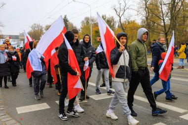 Wroclaw, Polonya - 11 Kasım 2024: Wroclaw 'da Neşeli Bağımsızlık Günü Yürüyüşü, Polonya Bayrakları, Öğrencileri ve 11 Kasım' ı Kutlayan Ailelerle Vatanseverlik Yürüyüşü