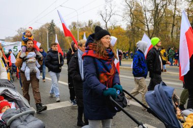 Wroclaw, Polonya - 11 Kasım 2024: Wroclaw 'da Neşeli Bağımsızlık Günü Yürüyüşü, Polonya Bayrakları, Öğrencileri ve 11 Kasım' ı Kutlayan Ailelerle Vatanseverlik Yürüyüşü
