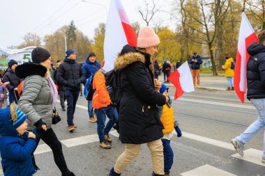 Wroclaw, Polonya - 11 Kasım 2024: Wroclaw 'da Neşeli Bağımsızlık Günü Yürüyüşü, Polonya Bayrakları, Öğrencileri ve 11 Kasım' ı Kutlayan Ailelerle Vatanseverlik Yürüyüşü