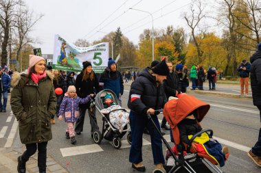 Wroclaw, Polonya - 11 Kasım 2024: Wroclaw 'da Neşeli Bağımsızlık Günü Yürüyüşü, Polonya Bayrakları, Öğrencileri ve 11 Kasım' ı Kutlayan Ailelerle Vatanseverlik Yürüyüşü