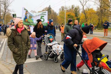 Wroclaw, Polonya - 11 Kasım 2024: Wroclaw 'da Neşeli Bağımsızlık Günü Yürüyüşü, Polonya Bayrakları, Öğrencileri ve 11 Kasım' ı Kutlayan Ailelerle Vatanseverlik Yürüyüşü