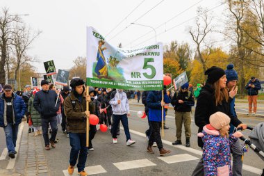 Wroclaw, Polonya - 11 Kasım 2024: Wroclaw 'da Neşeli Bağımsızlık Günü Yürüyüşü, Polonya Bayrakları, Öğrencileri ve 11 Kasım' ı Kutlayan Ailelerle Vatanseverlik Yürüyüşü
