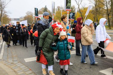 Wroclaw, Polonya - 11 Kasım 2024: Wroclaw 'da Neşeli Bağımsızlık Günü Yürüyüşü, Polonya Bayrakları, Öğrencileri ve 11 Kasım' ı Kutlayan Ailelerle Vatanseverlik Yürüyüşü