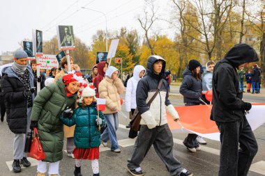 Wroclaw, Polonya - 11 Kasım 2024: Wroclaw 'da Neşeli Bağımsızlık Günü Yürüyüşü, Polonya Bayrakları, Öğrencileri ve 11 Kasım' ı Kutlayan Ailelerle Vatanseverlik Yürüyüşü