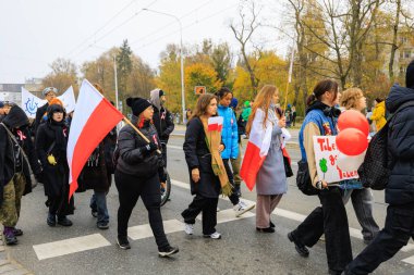 Wroclaw, Polonya - 11 Kasım 2024: Wroclaw 'da Neşeli Bağımsızlık Günü Yürüyüşü, Polonya Bayrakları, Öğrencileri ve 11 Kasım' ı Kutlayan Ailelerle Vatanseverlik Yürüyüşü