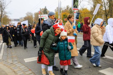 Wroclaw, Polonya - 11 Kasım 2024: Wroclaw 'da Neşeli Bağımsızlık Günü Yürüyüşü, Polonya Bayrakları, Öğrencileri ve 11 Kasım' ı Kutlayan Ailelerle Vatanseverlik Yürüyüşü