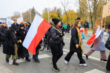 Wroclaw, Polonya - 11 Kasım 2024: Wroclaw 'da Neşeli Bağımsızlık Günü Yürüyüşü, Polonya Bayrakları, Öğrencileri ve 11 Kasım' ı Kutlayan Ailelerle Vatanseverlik Yürüyüşü