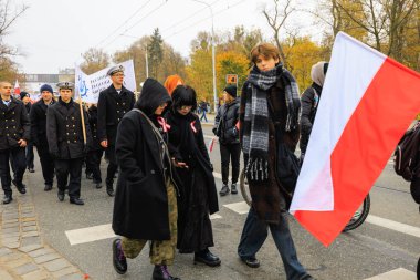Wroclaw, Polonya - 11 Kasım 2024: Wroclaw 'da Neşeli Bağımsızlık Günü Yürüyüşü, Polonya Bayrakları, Öğrencileri ve 11 Kasım' ı Kutlayan Ailelerle Vatanseverlik Yürüyüşü