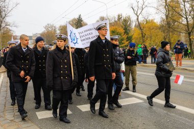 Wroclaw, Polonya - 11 Kasım 2024: Wroclaw 'da Neşeli Bağımsızlık Günü Yürüyüşü, Polonya Bayrakları, Öğrencileri ve 11 Kasım' ı Kutlayan Ailelerle Vatanseverlik Yürüyüşü