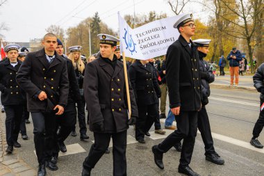 Wroclaw, Polonya - 11 Kasım 2024: Wroclaw 'da Neşeli Bağımsızlık Günü Yürüyüşü, Polonya Bayrakları, Öğrencileri ve 11 Kasım' ı Kutlayan Ailelerle Vatanseverlik Yürüyüşü