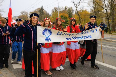 Wroclaw, Polonya - 11 Kasım 2024: Wroclaw 'da Neşeli Bağımsızlık Günü Yürüyüşü, Polonya Bayrakları, Öğrencileri ve 11 Kasım' ı Kutlayan Ailelerle Vatanseverlik Yürüyüşü