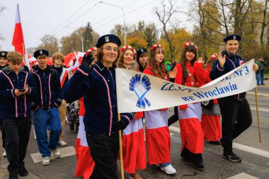 Wroclaw, Polonya - 11 Kasım 2024: Wroclaw 'da Neşeli Bağımsızlık Günü Yürüyüşü, Polonya Bayrakları, Öğrencileri ve 11 Kasım' ı Kutlayan Ailelerle Vatanseverlik Yürüyüşü